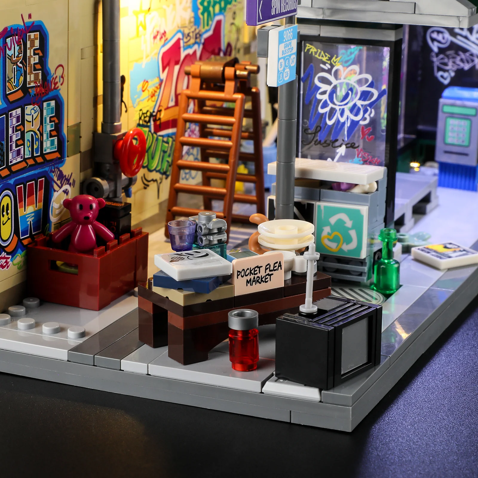 F9066_Graffiti Bus Stop_Graffiti-Bushaltestelle_Lumibricks_lightbricks10