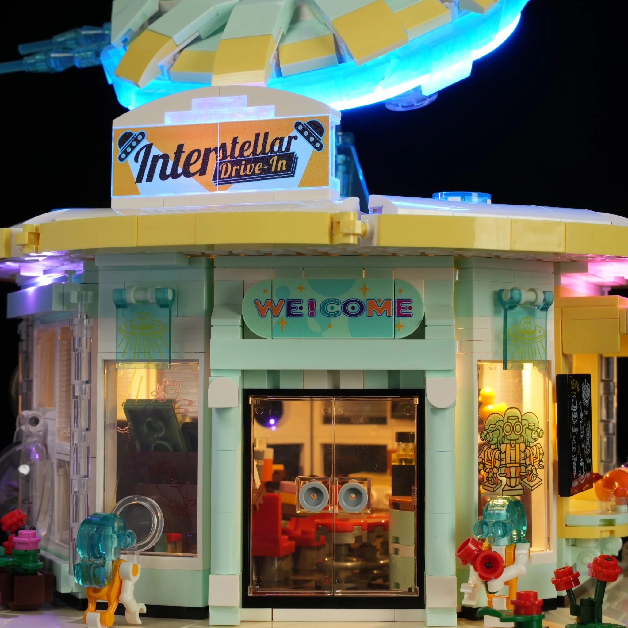 L9104_Interstellar Drive-In_Interstellares Drive-In_Lumibricks_lightbricks10