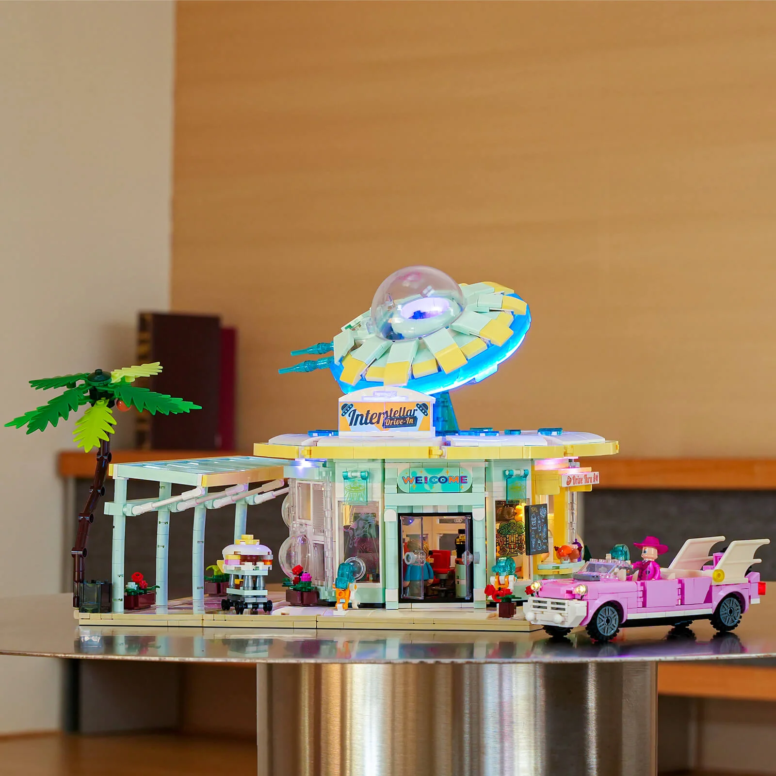 L9104_Interstellar Drive-In_Interstellares Drive-In_Lumibricks_lightbricks3